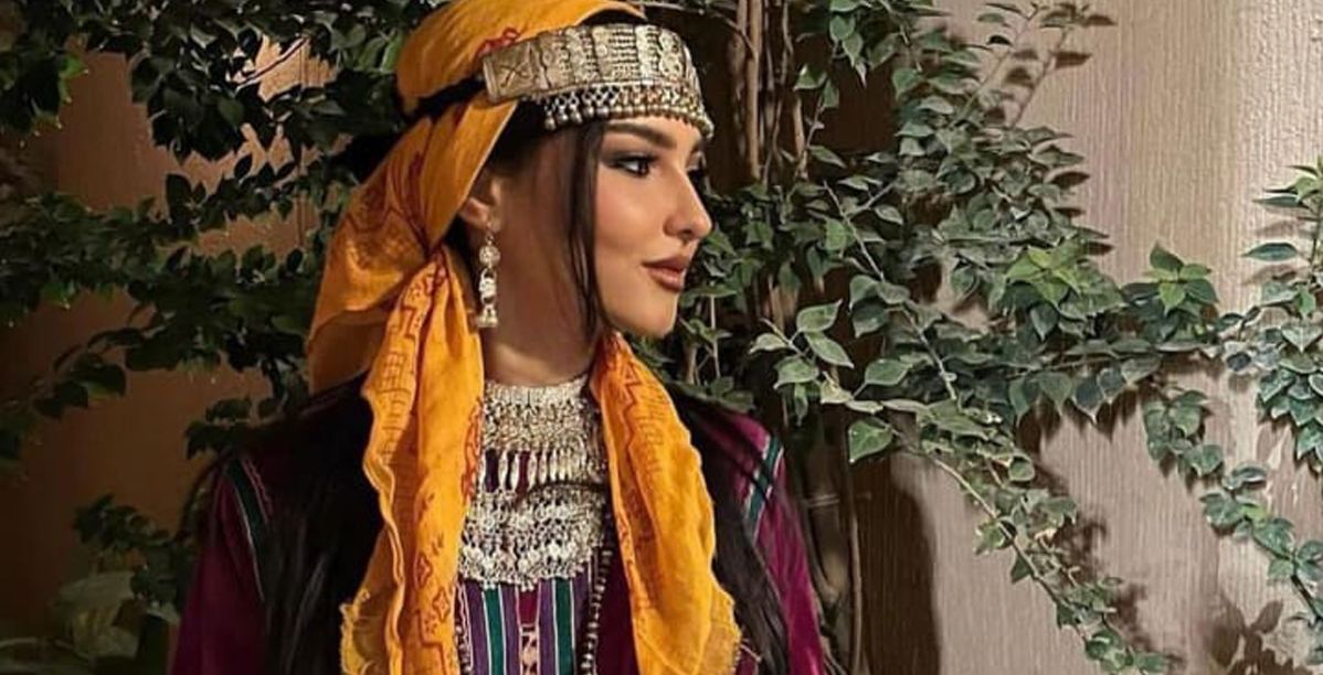 الثوب المجنب زيّ المرأة العسيرية السعودية ودلالات منديل الرأس الأصفر