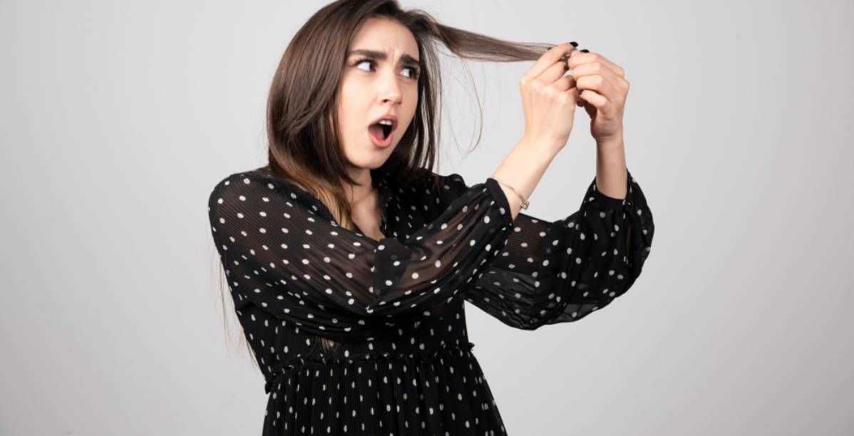 سبب تساقط الشعر بمجرد لمسه