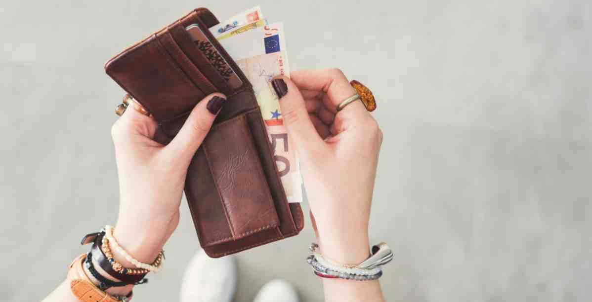 تفسير حلم شخص يعطيني فلوس للمتزوجه