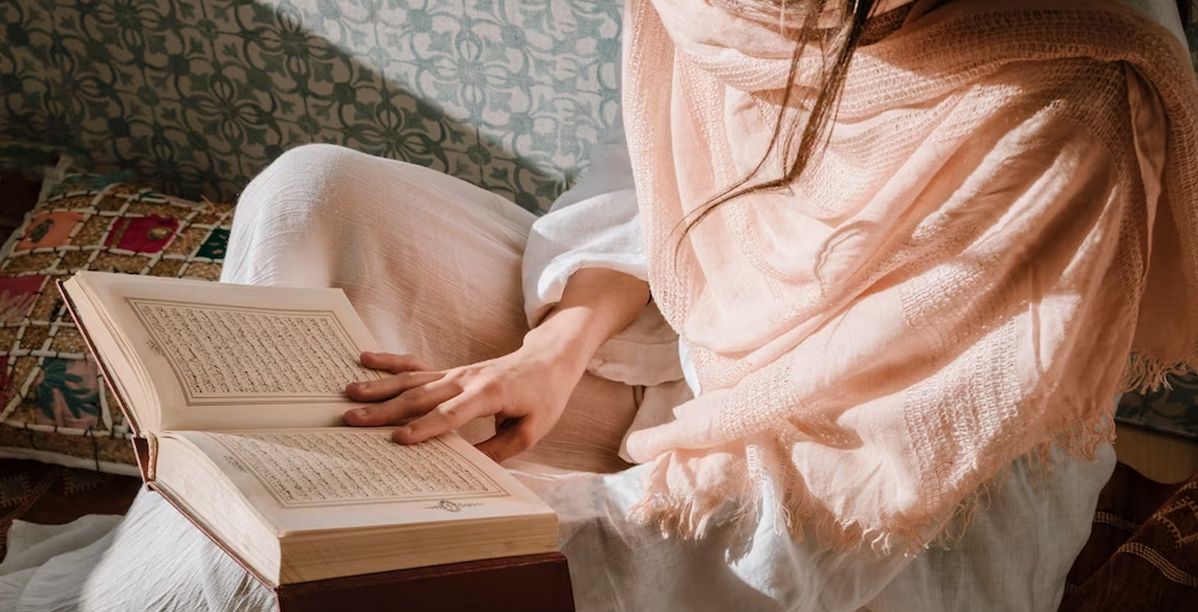 حكم قراءة القرآن الكريم أثناء الدورة الشهرية