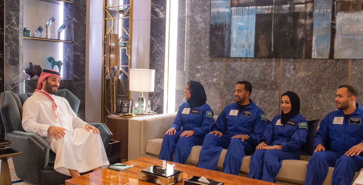 الأمير محمد بن سلمان يودّع رواد الفضاء السعوديين المتجهين نحو محطة الفضاء الدولية