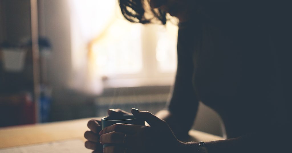 مولودة برج العذراء تميل إلى العزلة