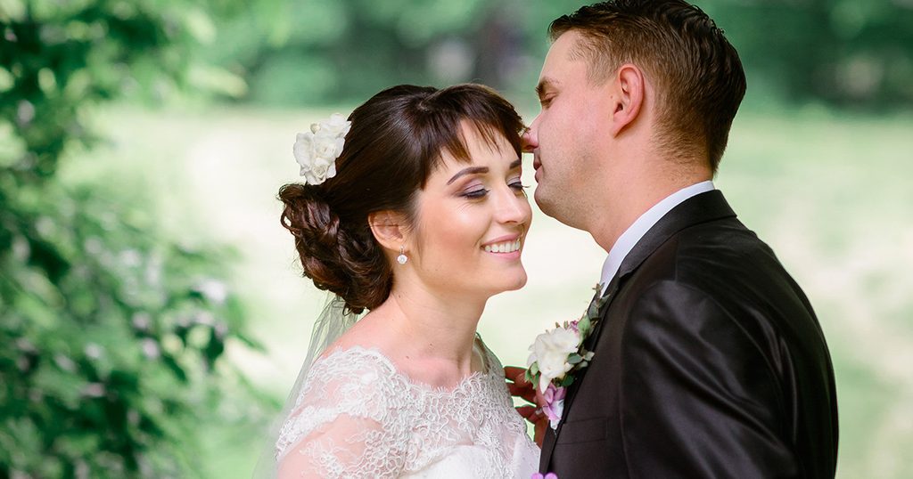 قبلة الجبين هي لفتة رومانسية