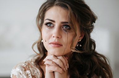 لماذا تضعف المرأة أمام حبيبها الخائن والذي يعذبها؟