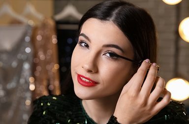 حكم تركيب الرموش في الاعراس بغرض التزيّن