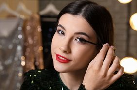 حكم تركيب الرموش في الاعراس بغرض التزيّن