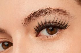 هل تركيب الرموش حرام