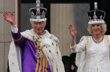 تتويج تشارلز الثالث ملكاً على عرش بريطانيا وكاميلا "ملكة قرينة" بتاج مستعمل