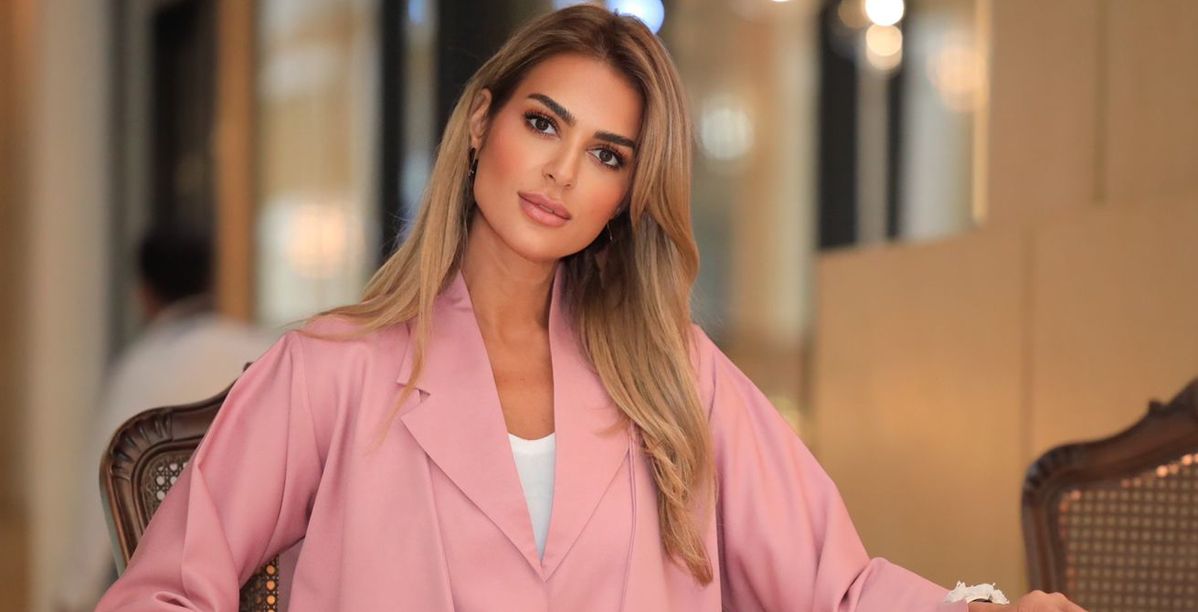 المصممة السعودية أميمة العزّة في لقاء عن أجمل ستايلات الصيف والسفر