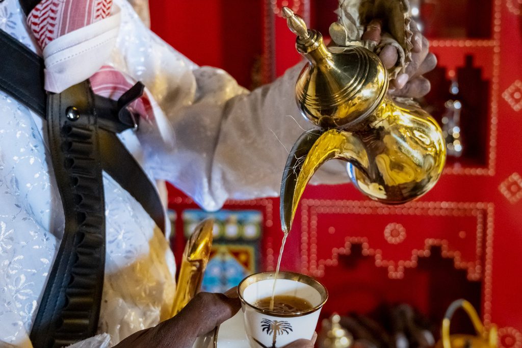 طريقة تقديم القهوة للضيف مصدر الصورة: حساب MOCCulinary@
