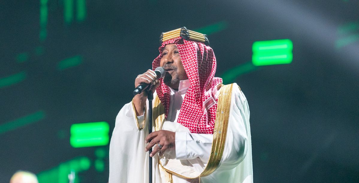 الشاب خالد يتألق في حفل الرياض بالزيّ السعودي