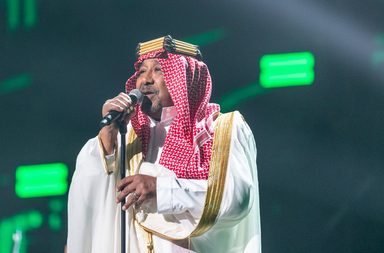الشاب خالد يتألق في حفل الرياض بالزيّ السعودي