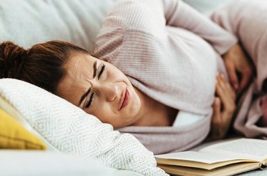 كيفية التخلص من ألم أسفل البطن عند النساء