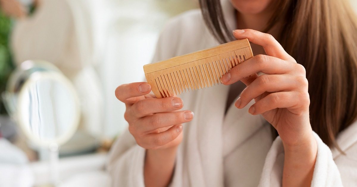 طريقة تنظيف فرشاة الشعر