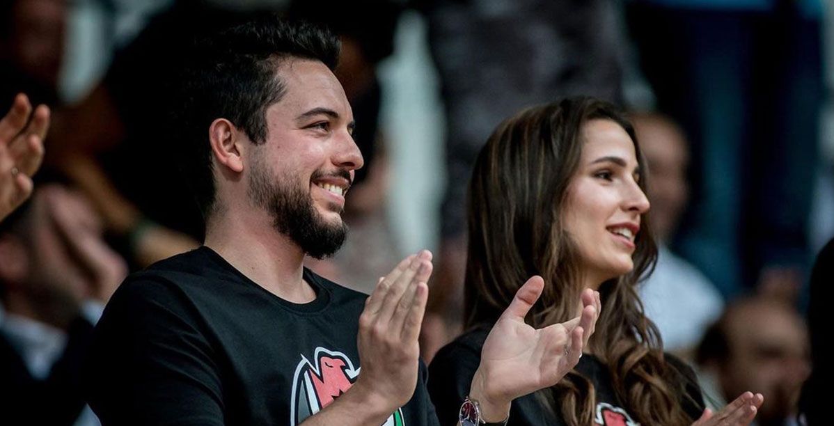 الامير الحسين وزوجته في ختام منافسات بطولة الملك عبدالله الثاني لكرة السلة