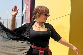 أسما شريف منير تحلق شعرها على الهواء