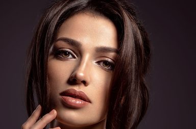 مكياج العيون الكبيرة والحواجب القريبة