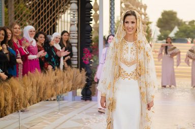 عبارات زينت فساتين زفاف النجمات