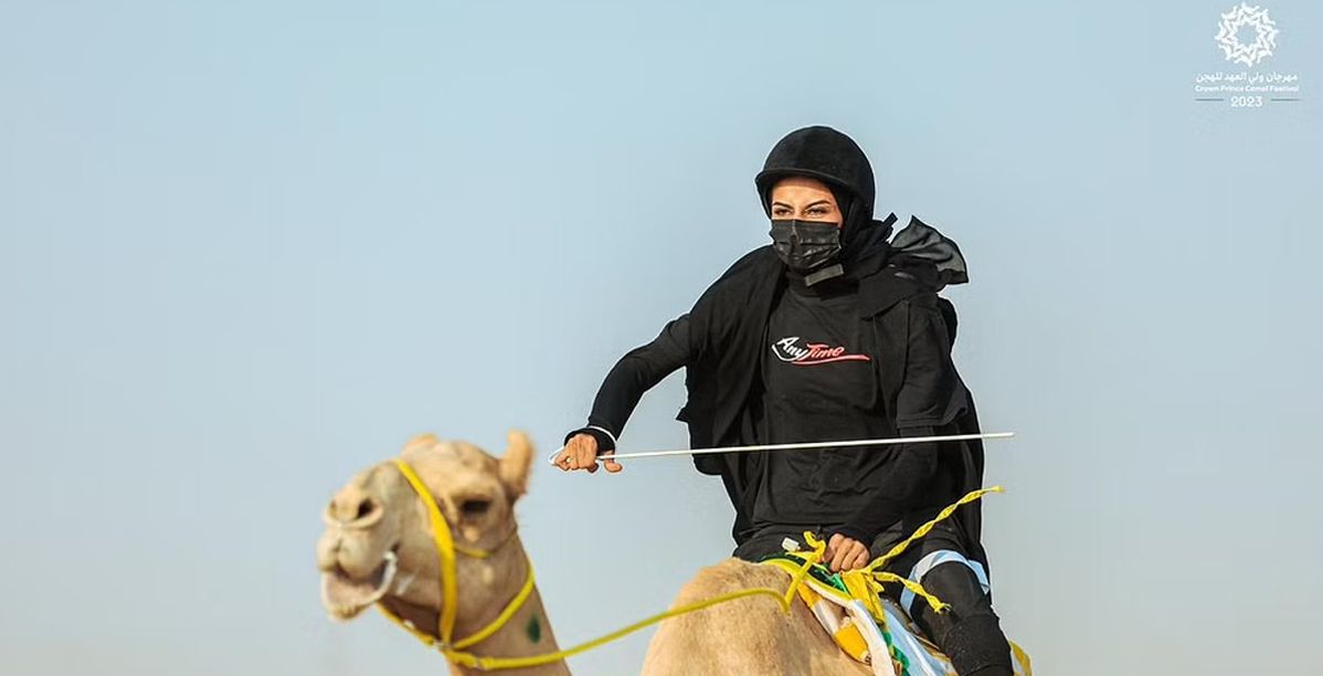 الهجانة السعودية خلود الشمري تحتل المركز الرابع لأول مرّة في مهرجان ولي العهد للهجن