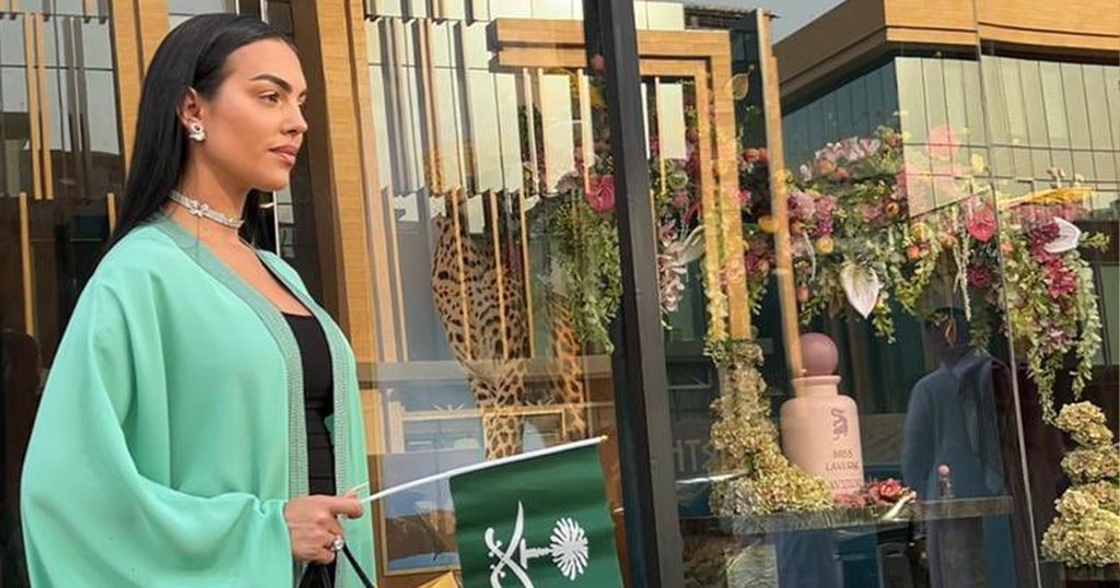 جورجينا أثناء بالعباية الخضراء بمناسبة اليوم الوطني السعودي، مصدر الصورة: حساب Celebs55Fashion@