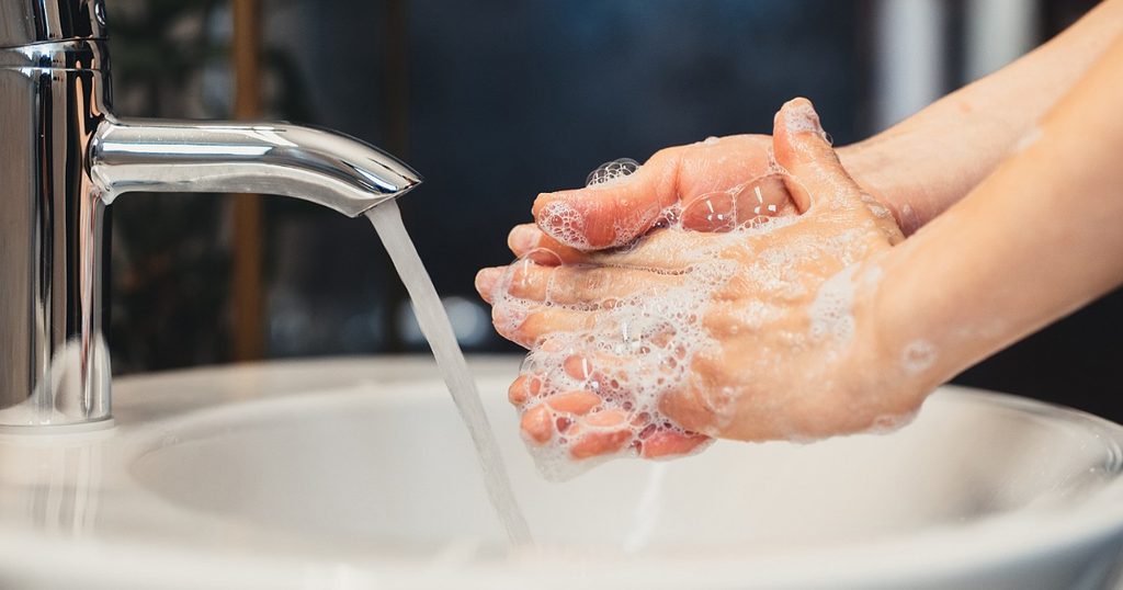 فوائد تقشير اليدين