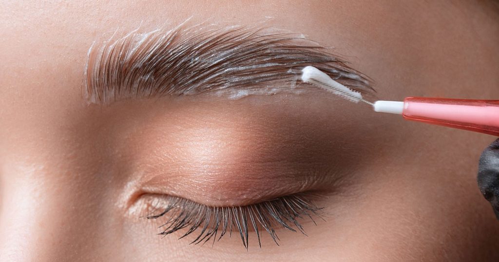 طرق علاج حساسية الحواجب بعد التشقير