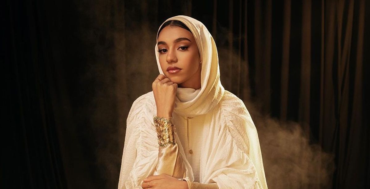 الفنانة السعودية زينة عماد على السرير الأبيض والنجوم يساندونها في مرضها