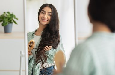 ابحثي عن مجموعة مستحضرات حمضية للعناية بالشعر