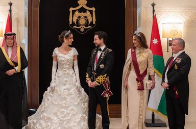 أمراء أغرموا بنساء يشبهن والداتهن