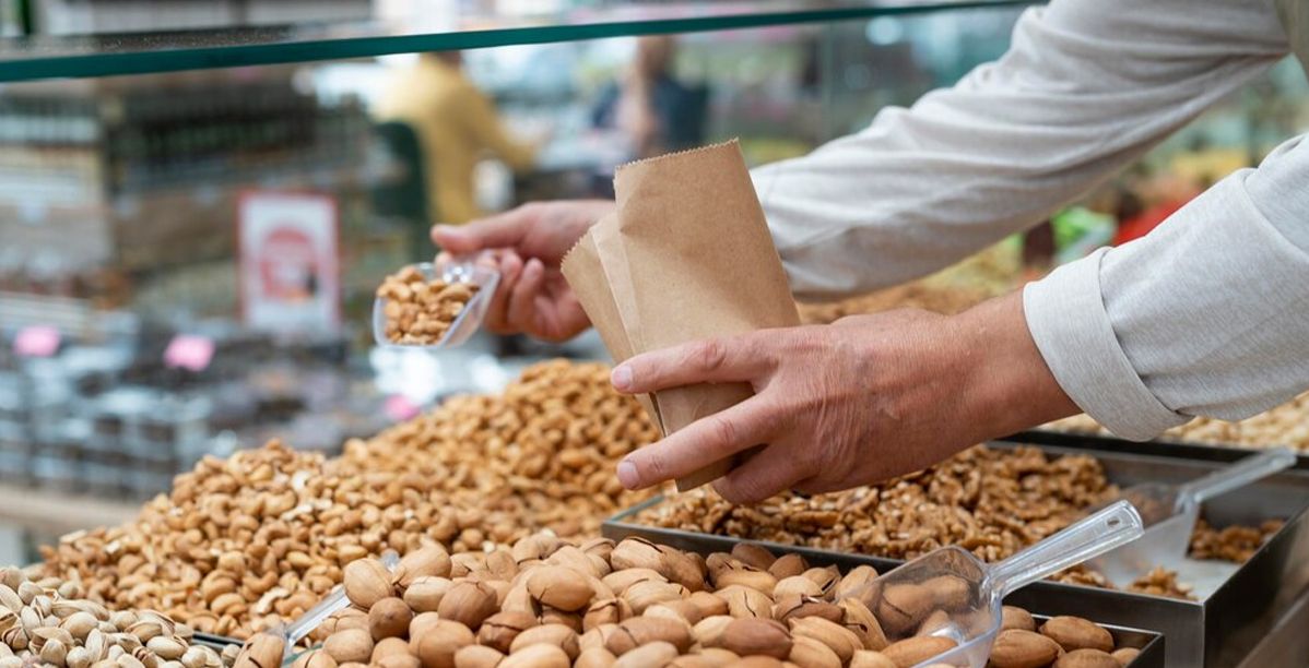 وزارة التجارة في السعودية تُشهّر بمنشأة لعرضها منتجات غذائية منتهية الصلاحية