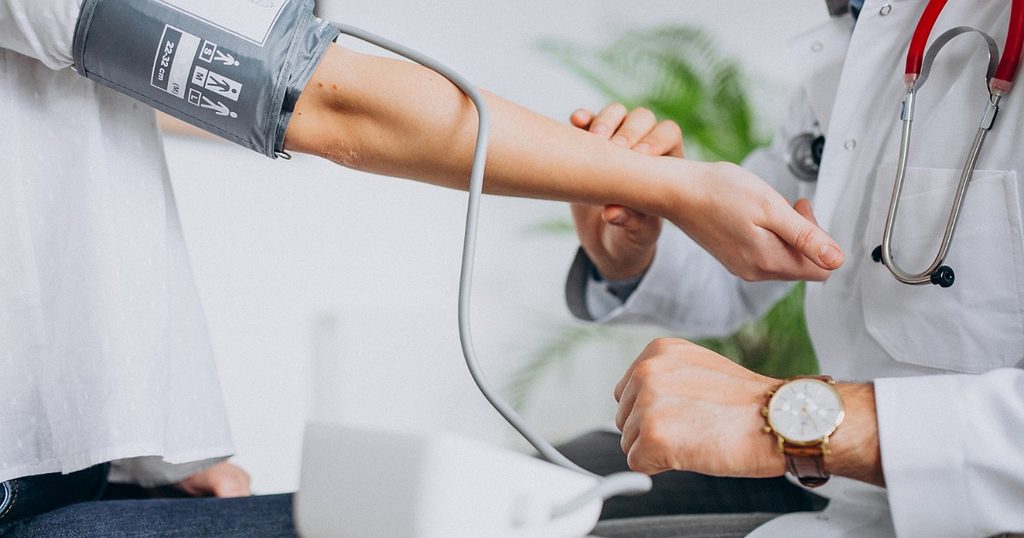 متى يكون ضغط الدم مرتفع