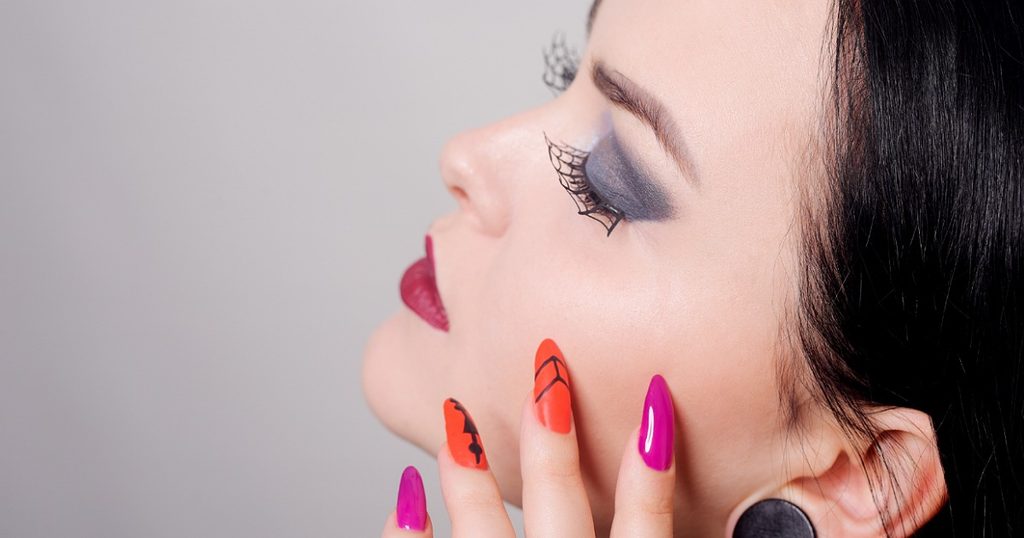 حكم تركيب الرموش