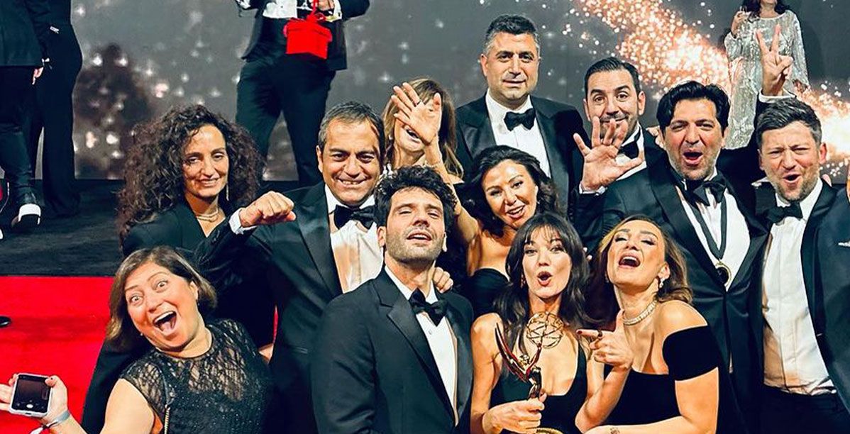 جائزة ايمي الدولية من نصيب مسلسل "القضاء" التركي وأبطاله يتألقون في الحفل