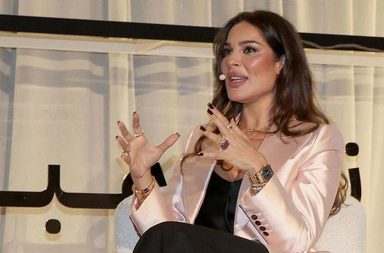 قرار اعتزال وتراجع فوري..هل تحاول نادين نجيم جذب الإنتباه؟