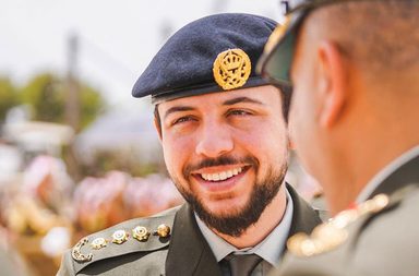 ولي عهد عربي أكثر جمالا من الأمير الحسين