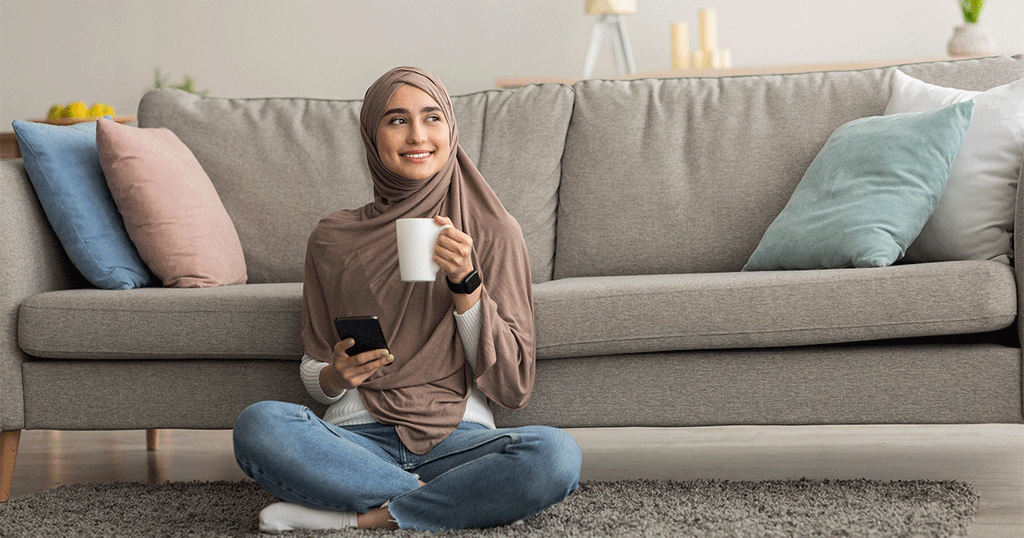 امرأة تشرب الشاي في بيتها