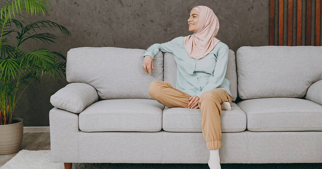 امرأة تجلس على الأريكة