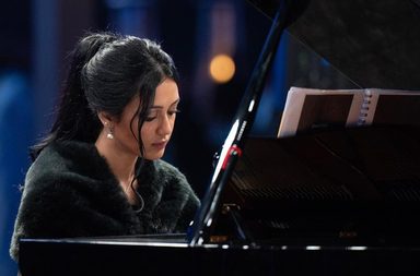 عازفة البيانو السعودية إيمان قُستي تبثُ الحان إنجازاتها في هذا اللقاء مع ياسمينة