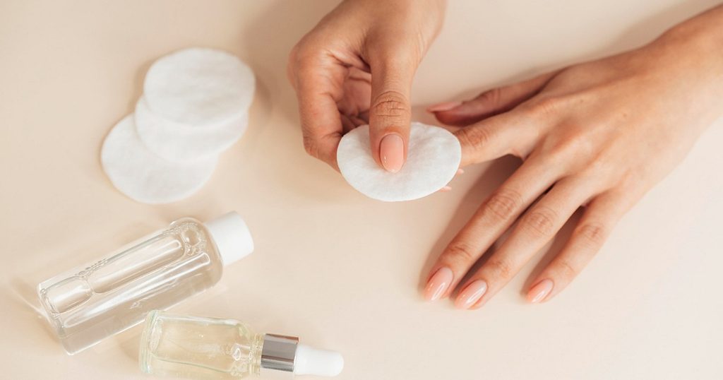 طريقة العناية بالأظافر