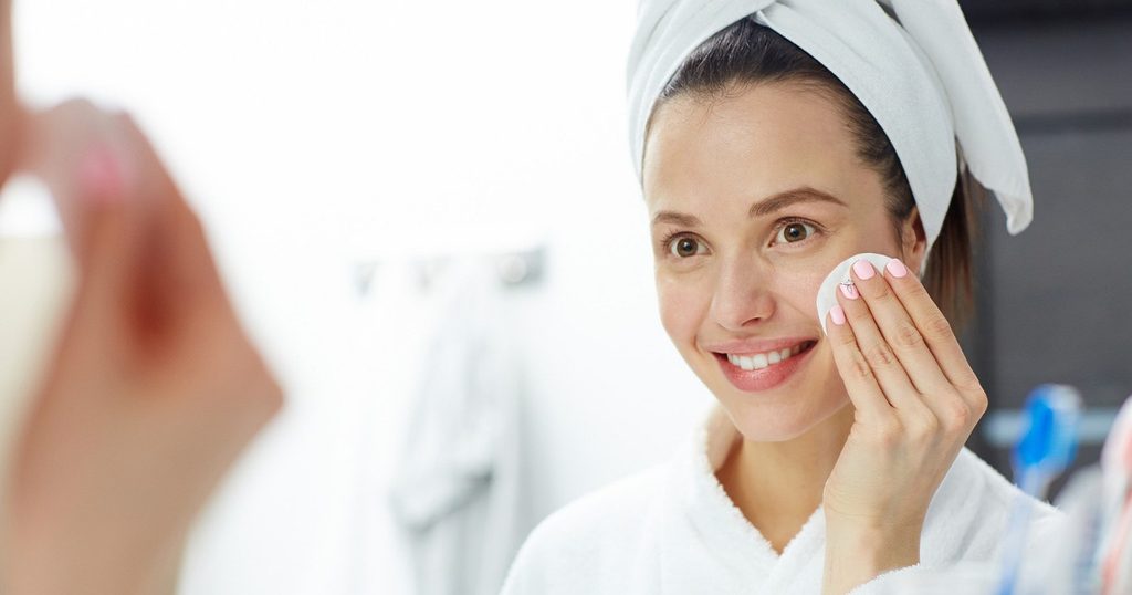 طريقة ازالة المكياج