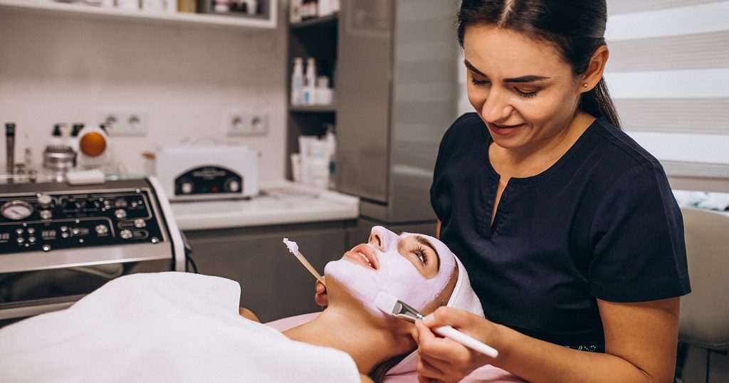 تنظيف البشرة في العيادات