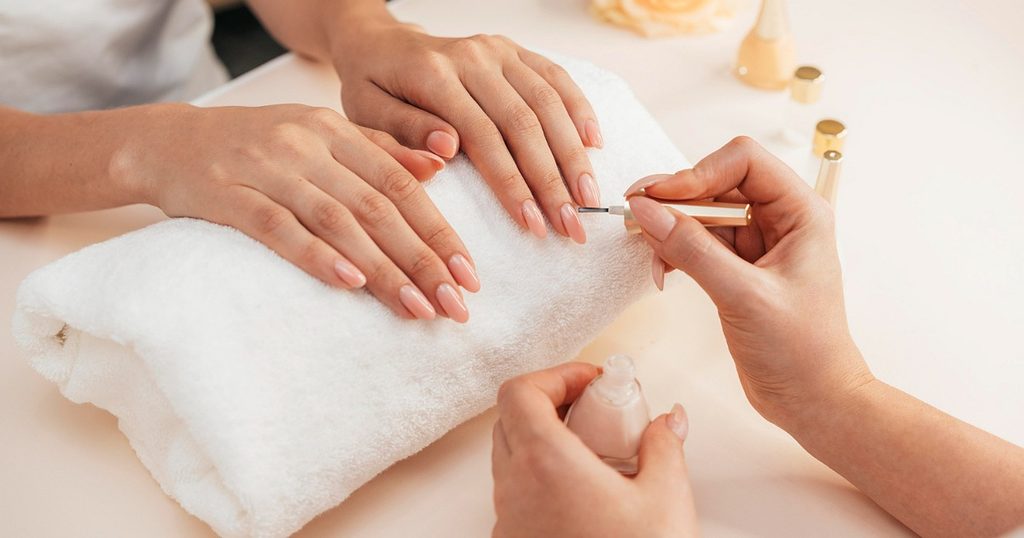 خطوات تطبيق مناكير أظافر فرنش