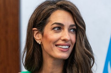 صورة لأمل كلوني من أيام الدراسة تضهر انها ضد عمليات التجميل