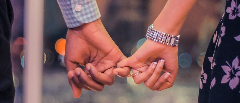 10 علامات تدل على أنه يفكر بك