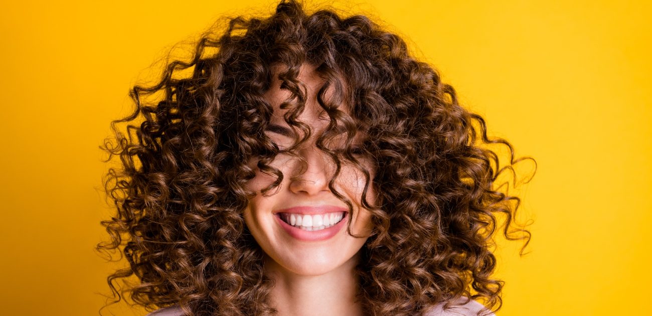  أفضل جل للشعر الكيرلي النهدي هو ديفاكيرل يستخدم لتحديد الأمواج وترطيب الشعر