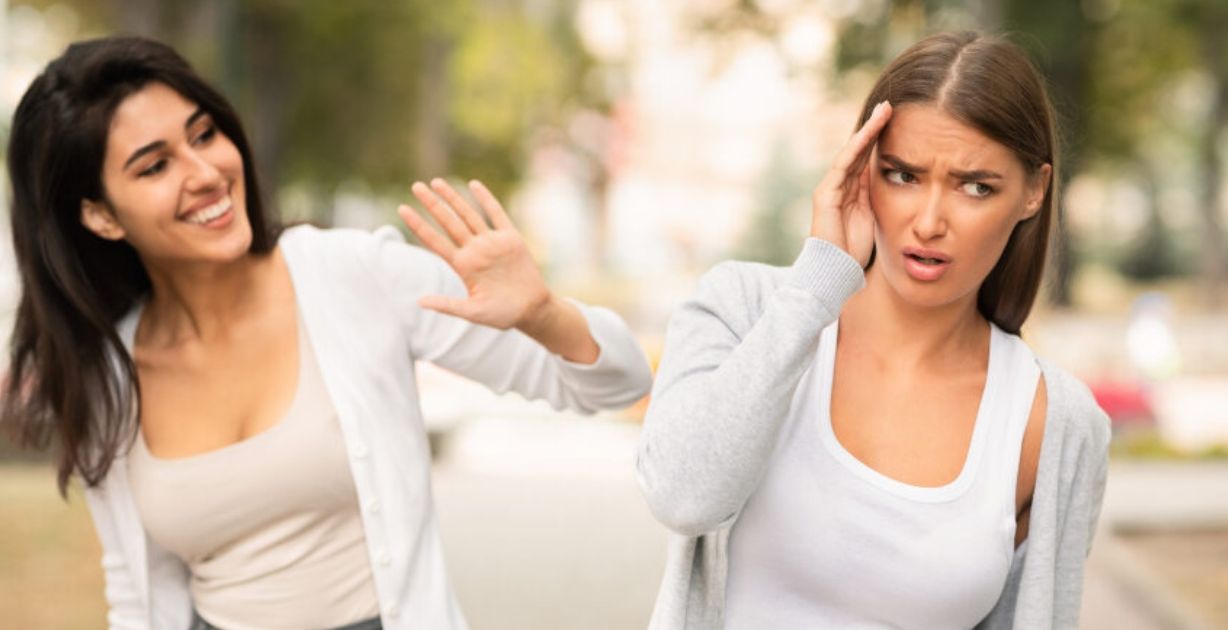 5 علامات تمكنكِ من اكتشاف صديقتكِ المزيفة بحسب علماء النفس