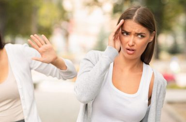 5 علامات تمكنكِ من اكتشاف صديقتكِ المزيفة بحسب علماء النفس