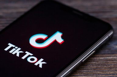 مستحضر تجميل على تيك توك كاد يُصيب شابة بريطانية بفقدان النظر