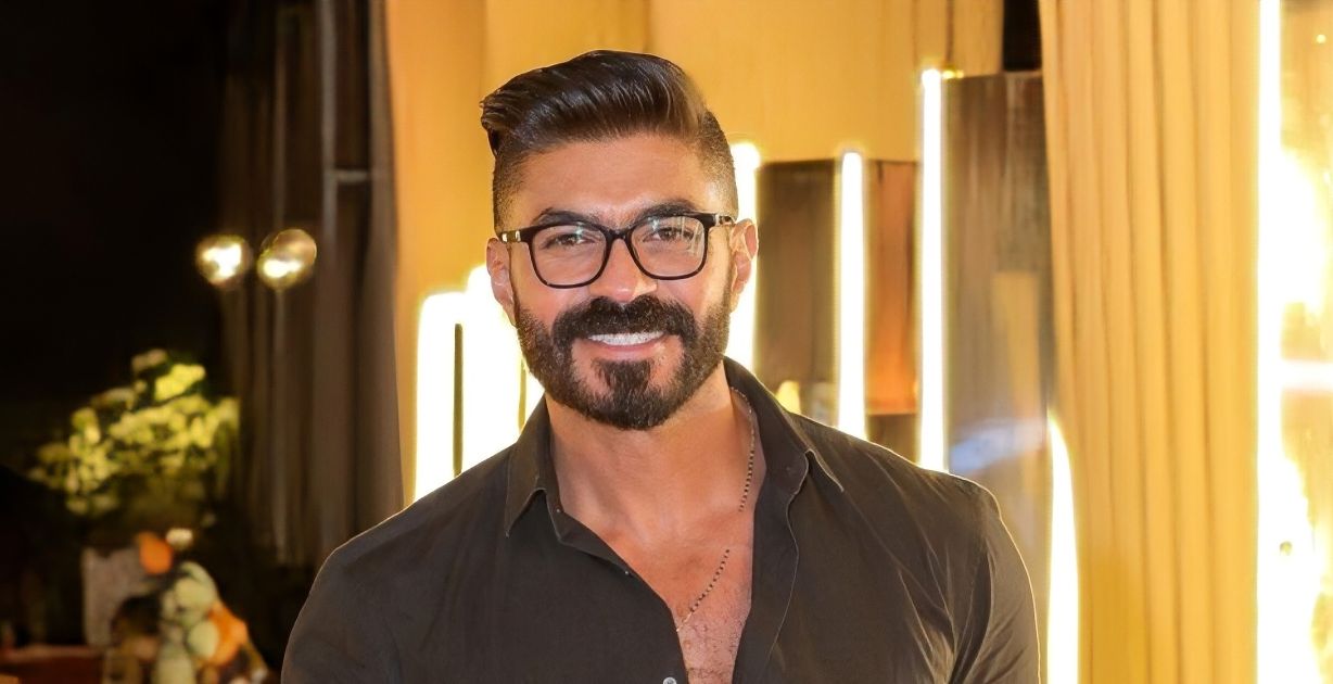 خالد سليم يحلق شعره على الهواء تضامنًا مع والدته