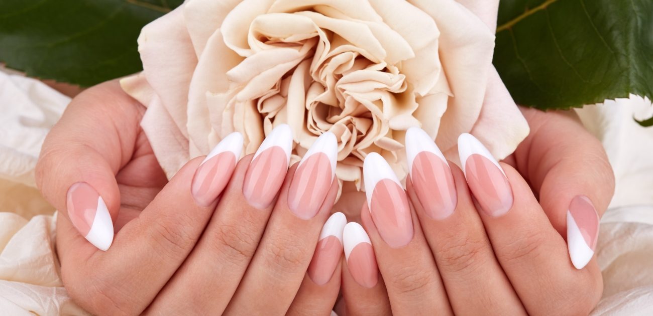 تعتبر ديزاين أظافر فرنش جزءًا مهمًا من روتين العناية بالجمال